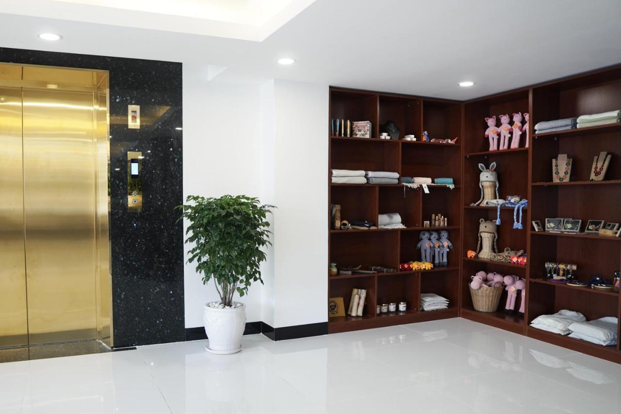 Apple Hotel Three - Near Pnh Airport بنوم بنه المظهر الخارجي الصورة