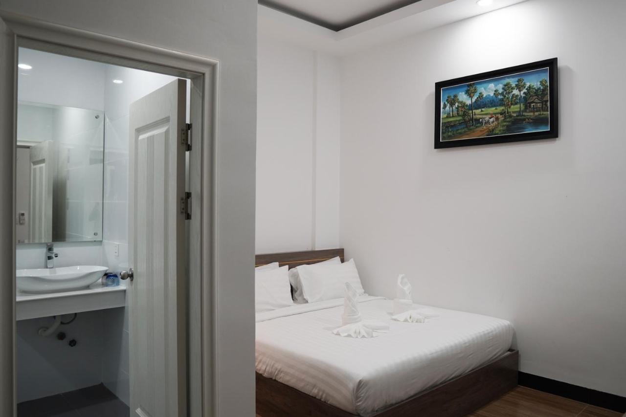 Apple Hotel Three - Near Pnh Airport بنوم بنه المظهر الخارجي الصورة