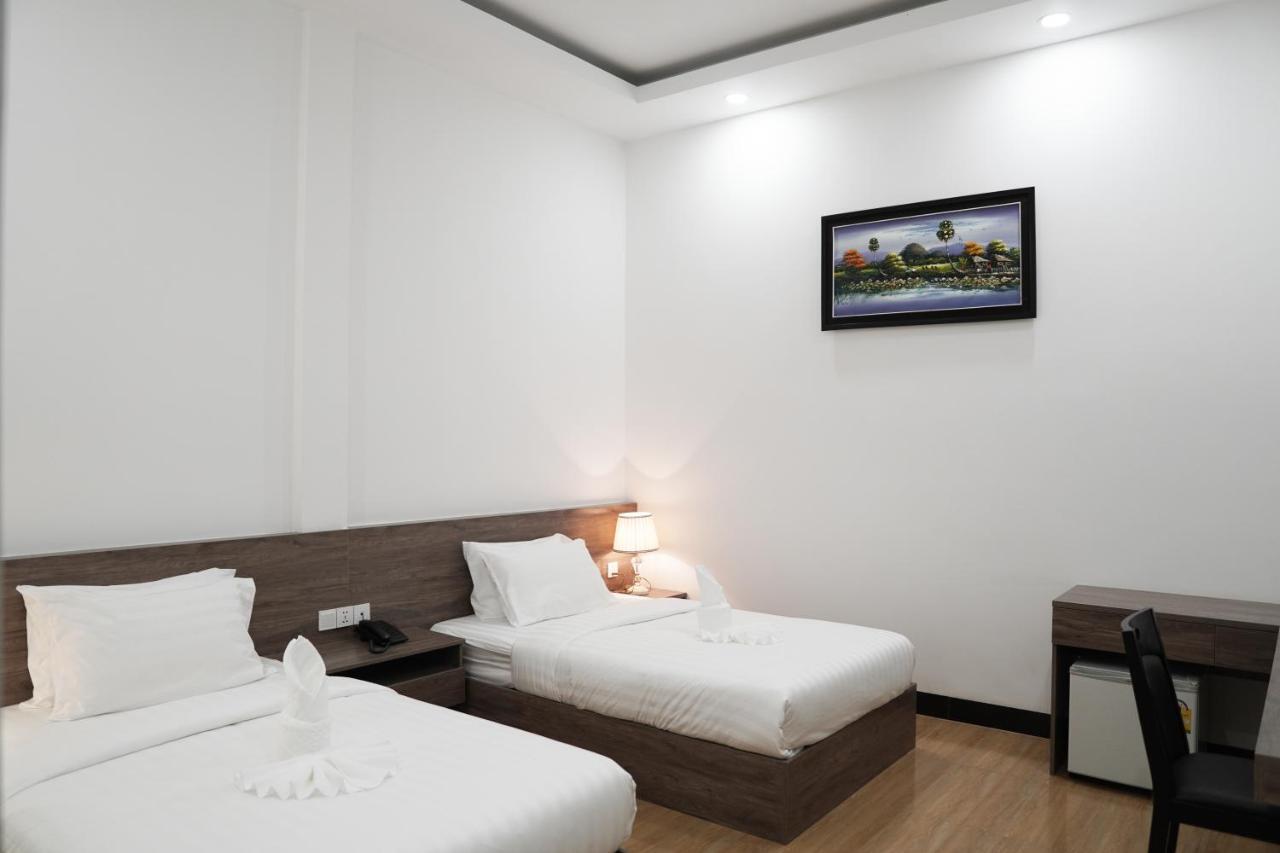 Apple Hotel Three - Near Pnh Airport بنوم بنه المظهر الخارجي الصورة