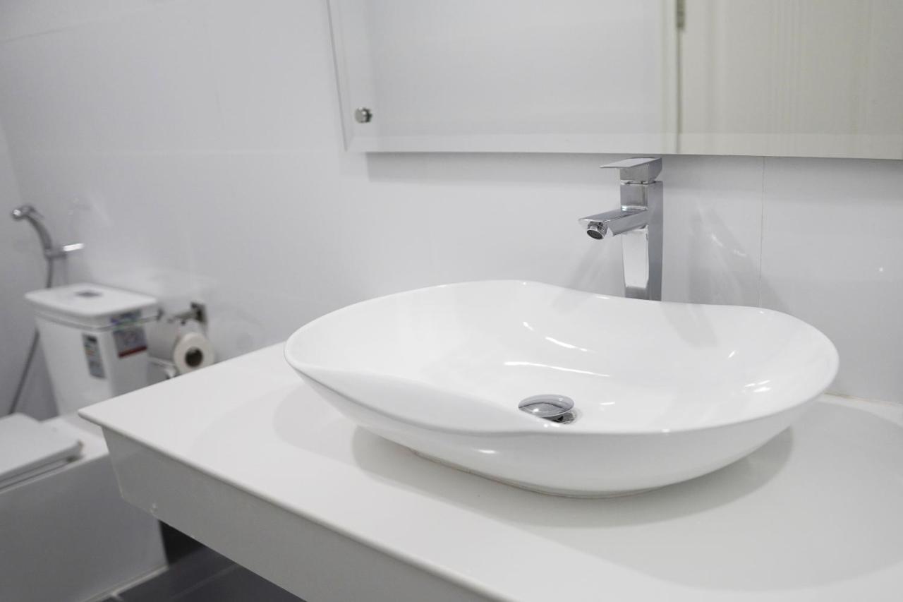 Apple Hotel Three - Near Pnh Airport بنوم بنه المظهر الخارجي الصورة